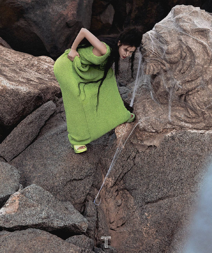 Người đẹp không ngại cheo leo vách núi để tạo dáng trước ống kính 