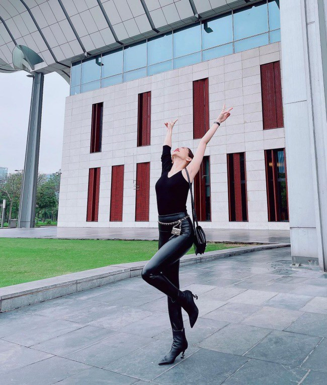 “Nữ hoàng phòng trà” cũng rất chịu khó đăng ảnh khoe vóc dáng lên mạng xã hội và lần nào cũng làm khán giả phát mê. 