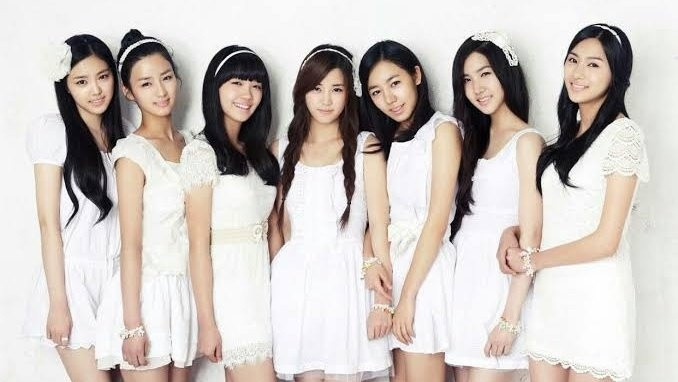 Đội hình thời điểm debut của Apink với 7 thành viên