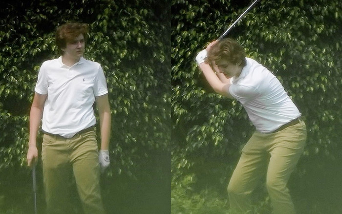 Barron Trump lộ diện chuẩn 'soái ca' với chiều cao kinh ngạc và mái tóc bồng bềnh khi chơi golf cùng cha Ảnh 2