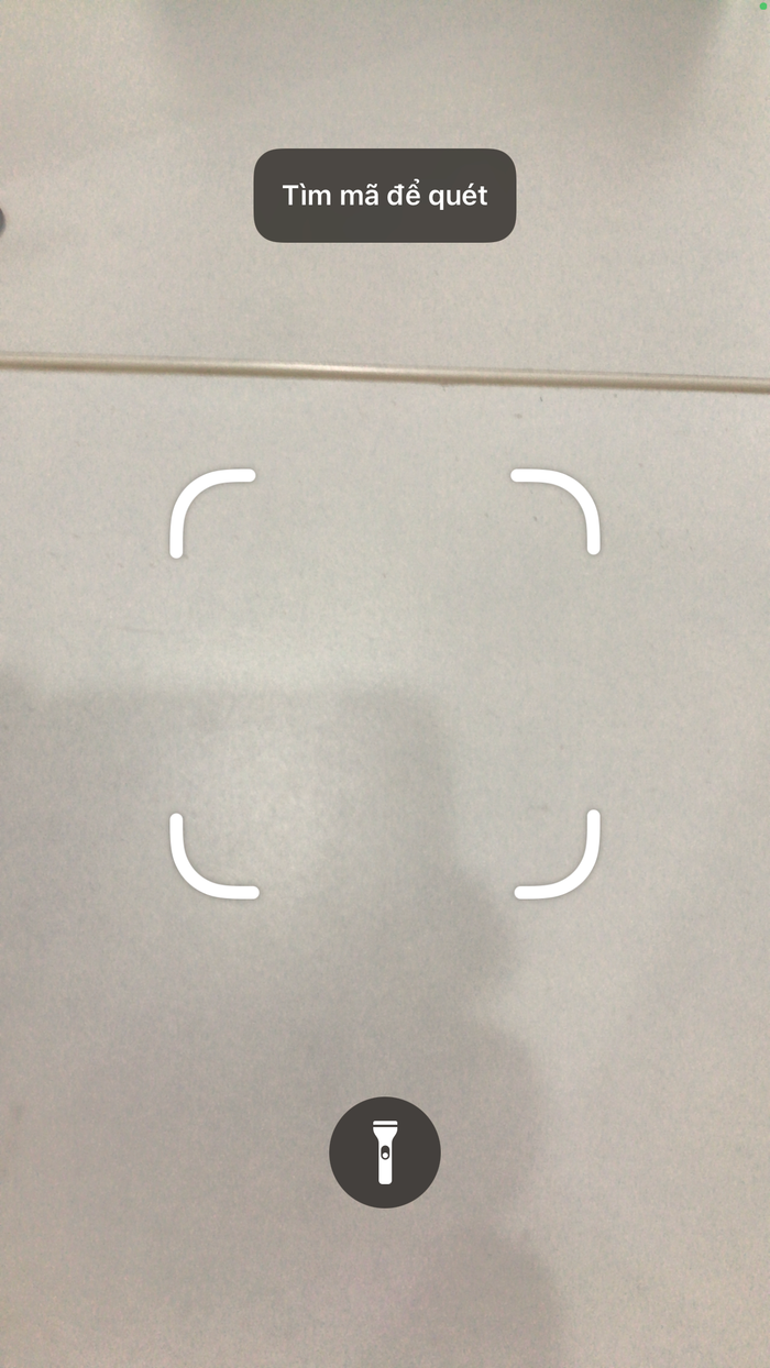 Giao diện màn hình sẽ chuyển sang giao diện quét mã QR. Đi kèm đó là biểu tượng đèn pin ở cuối màn hình, hoạt động như đèn flash để chiếu sáng mã trong điều kiện thiếu sáng.