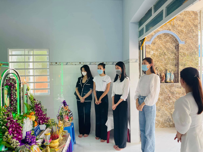 Nhóm Hoa hậu Việt xuống tận nhà viếng tang lễ cháu bé 5 tuổi bị sát hại ở Bà Rịa Ảnh 3
