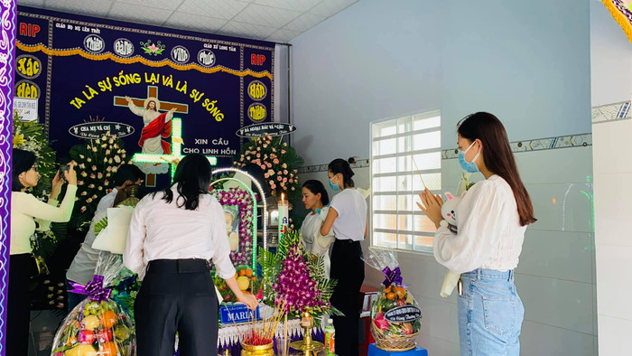 Nhóm Hoa hậu Việt Nam bần thần trước di ảnh cháu bé