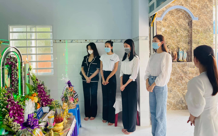 Nhóm Hoa hậu Việt xuống tận nhà viếng tang lễ cháu bé 5 tuổi bị sát hại ở Bà Rịa Ảnh 2