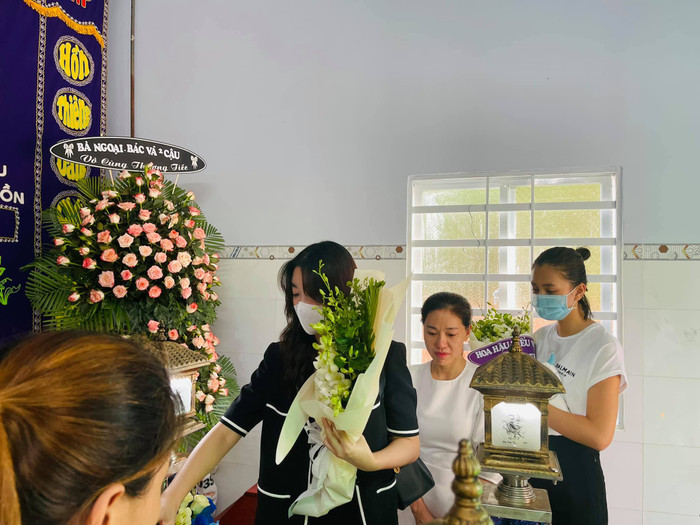 Nhóm Hoa hậu Việt xuống tận nhà viếng tang lễ cháu bé 5 tuổi bị sát hại ở Bà Rịa Ảnh 4