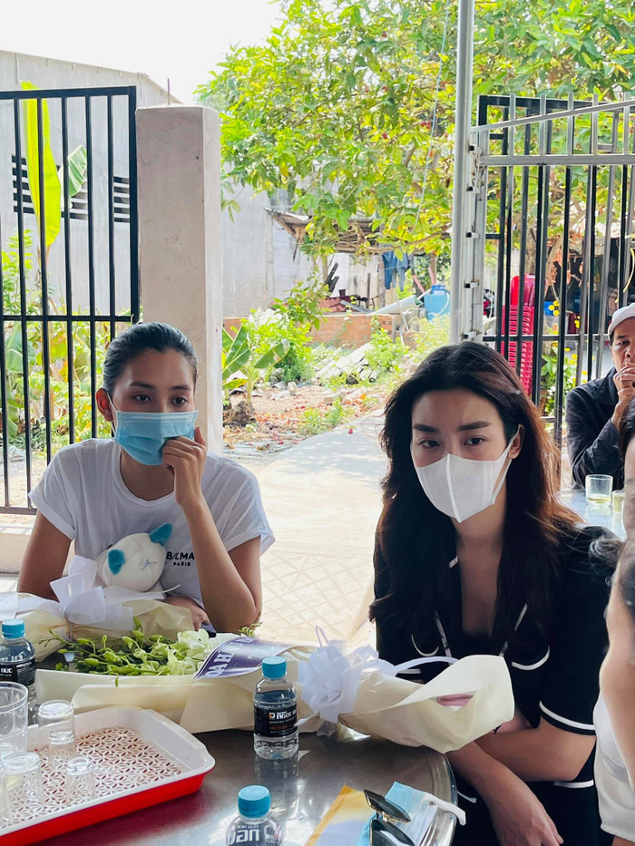 Nhóm Hoa hậu Việt xuống tận nhà viếng tang lễ cháu bé 5 tuổi bị sát hại ở Bà Rịa Ảnh 8