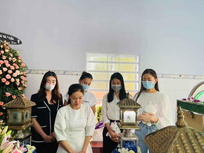 Bà Phạm Kim Dung cùng các Hoa hậu Việt gồm: Đỗ Mỹ Linh, Tiểu Vy và Á hậu Bùi Phương Nga đến viếng, chia buồn cùng gia đình cháu bé