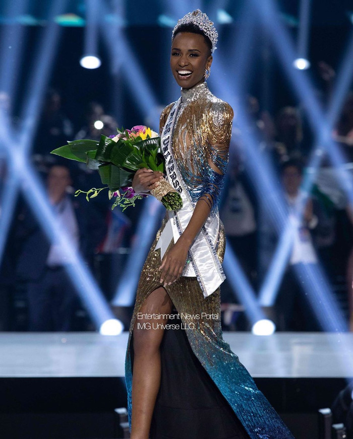 Đương kim Hoa hậu Hoàn vũ 2019 từng chiến thắng Hoa hậu Nam Phi cùng năm đó. 
