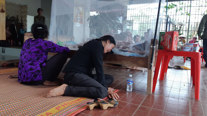 Người thân khóc ngất bên thi thể cháu N. Ảnh: Báo Người Lao Động