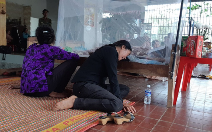 Bé gái 4 tuổi tử vong nghi do ăn nhầm bả chó, người thân khóc ngất bên thi thể cháu bé Ảnh 2