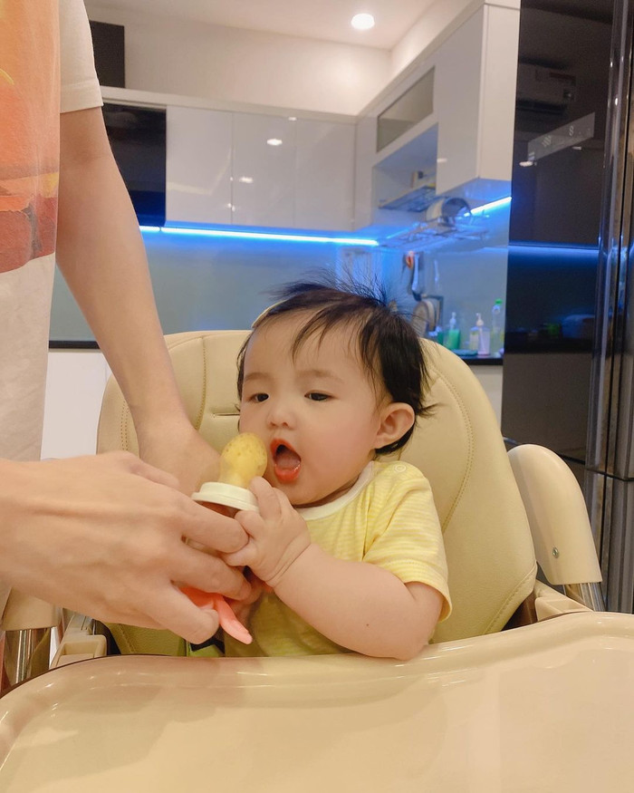 'Mẫu nhí' Winnie nhà Đông Nhi - Ông Cao Thắng trộm vía siêu đáng yêu: 'Con muốn ăn cả thế giới' Ảnh 2