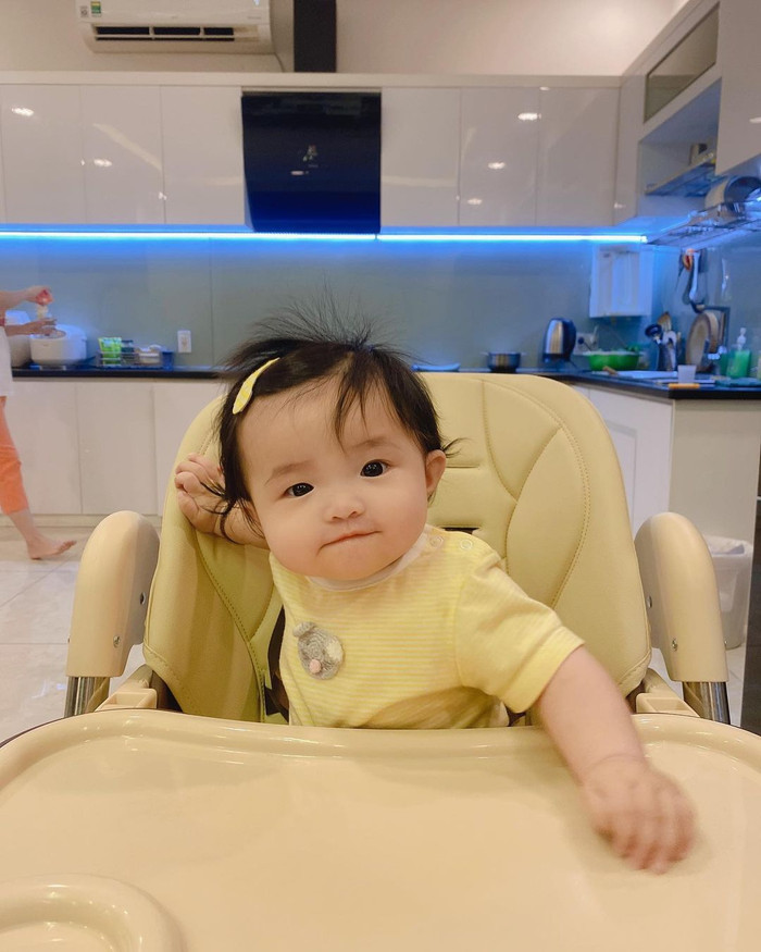 'Mẫu nhí' Winnie nhà Đông Nhi - Ông Cao Thắng trộm vía siêu đáng yêu: 'Con muốn ăn cả thế giới' Ảnh 8