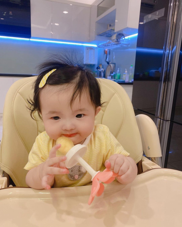 'Mẫu nhí' Winnie nhà Đông Nhi - Ông Cao Thắng trộm vía siêu đáng yêu: 'Con muốn ăn cả thế giới' Ảnh 6