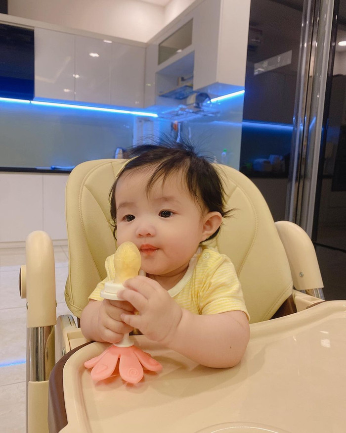 'Mẫu nhí' Winnie nhà Đông Nhi - Ông Cao Thắng trộm vía siêu đáng yêu: 'Con muốn ăn cả thế giới' Ảnh 4