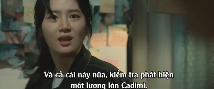 Bong Yi thuyết phục PD Choi làm về vụ án giết người Su Seong 20 năm trước.