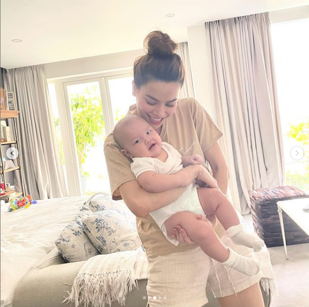 Leon khi chơi với mẹ Hà.