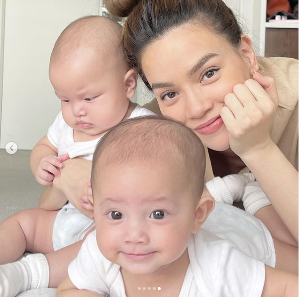 Hay những khoảnh khắc cậu nhóc Leon 'thái độ' ra mặt trong khi cô chị Lisa thì lại 'hợp tác' chụp hình với mẹ cũng nhận được 'bão like' từ dân mạng.