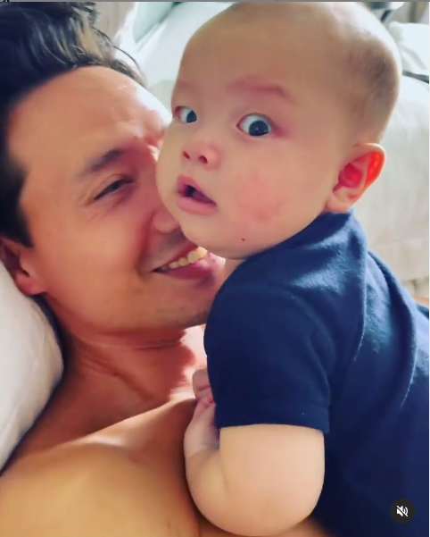 Leon khi chơi với bố Kim Lý.