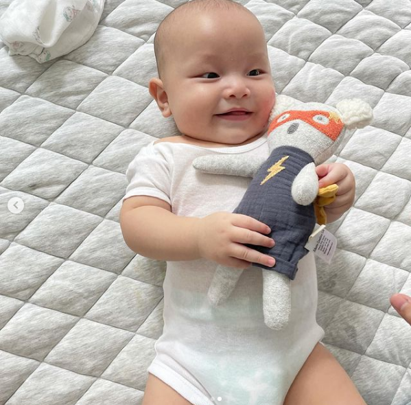 Leon bên món đồ chơi yêu thích của mình.