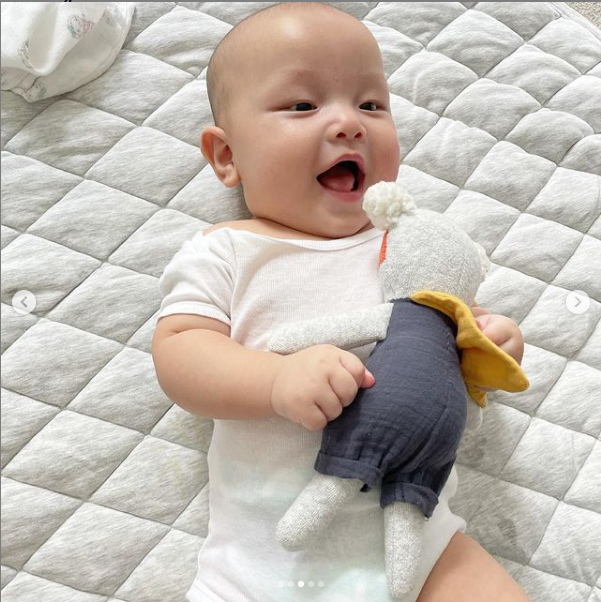 Tuy mới 5 tháng tuổi nhưng cậu nhóc đã sở hữu gương mặt hài hước, lại thêm loạt biểu cảm phong phú.