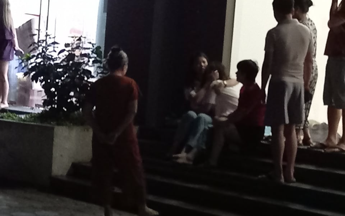 Xót xa tiếng khóc nghẹn của người mẹ có con gái bị rơi xuống từ tầng 24: 'Sao con bỏ mẹ mà đi vậy con ơi' Ảnh 2