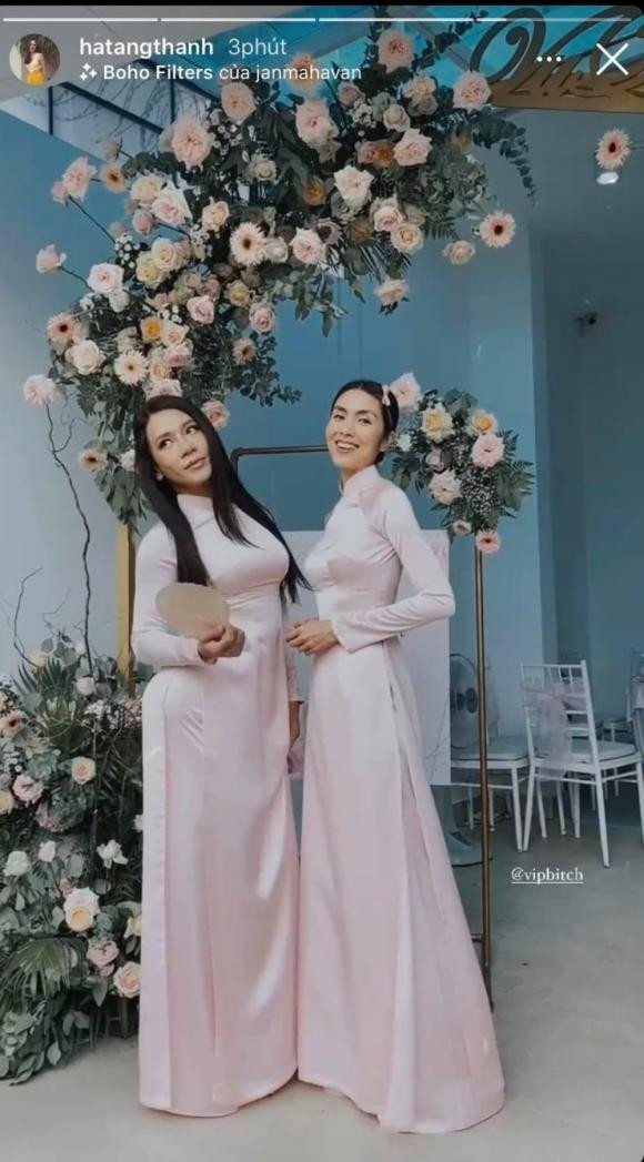 Tà áo dài hồng phấn nhẹ nhàng, dung dị ôm sát hình thể càng làm tôn lên nét đẹp của ngọc nữ làng điện ảnh một thời. 