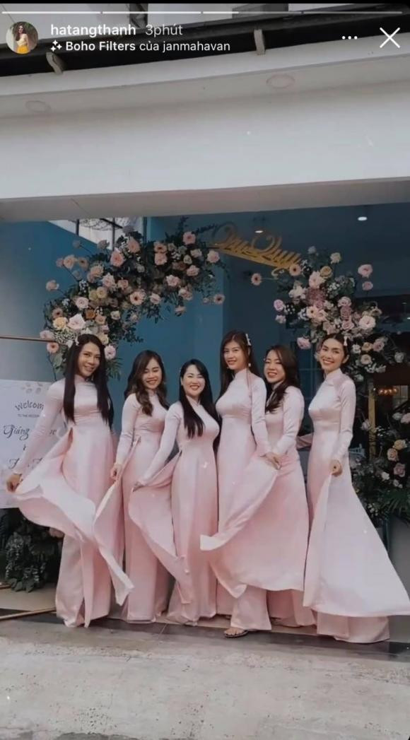 Nhan sắc của cô vô cùng nổi bật, thu hút sự chú ý giữa các nàng phụ dâu cũng rất xinh đẹp khác.