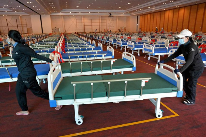 Sảnh trung tâm tiệc cưới được biến thành nơi kê giường bệnh cho những người mắc COVID-19 ở Campuchia. Ảnh: Reuters