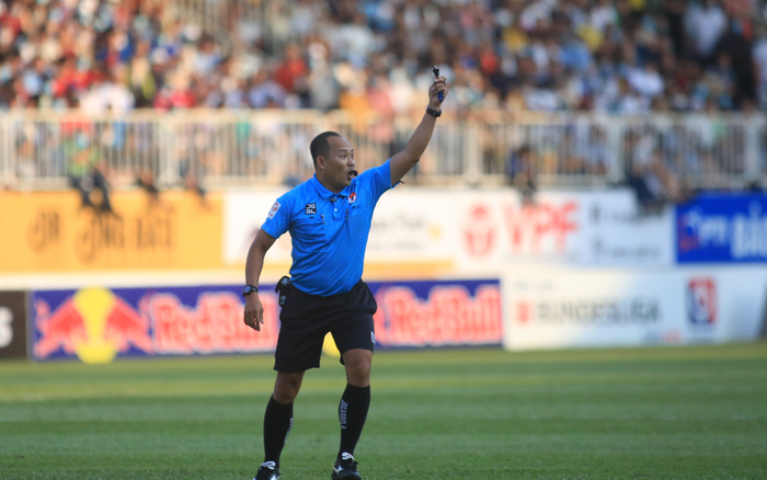 Hậu vệ Hà Nội FC đánh cùi chỏ vào mặt Hồng Duy: Tại sao rút thẻ vàng? Ảnh 2