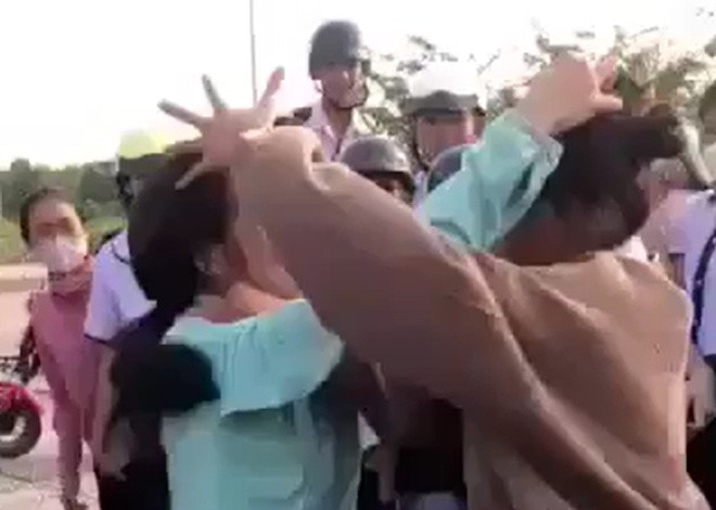 Hai bạn nữ mặc áo khoác bên ngoài nên các trường khó nhận diện được đồng phục. Ảnh cắt từ clip.