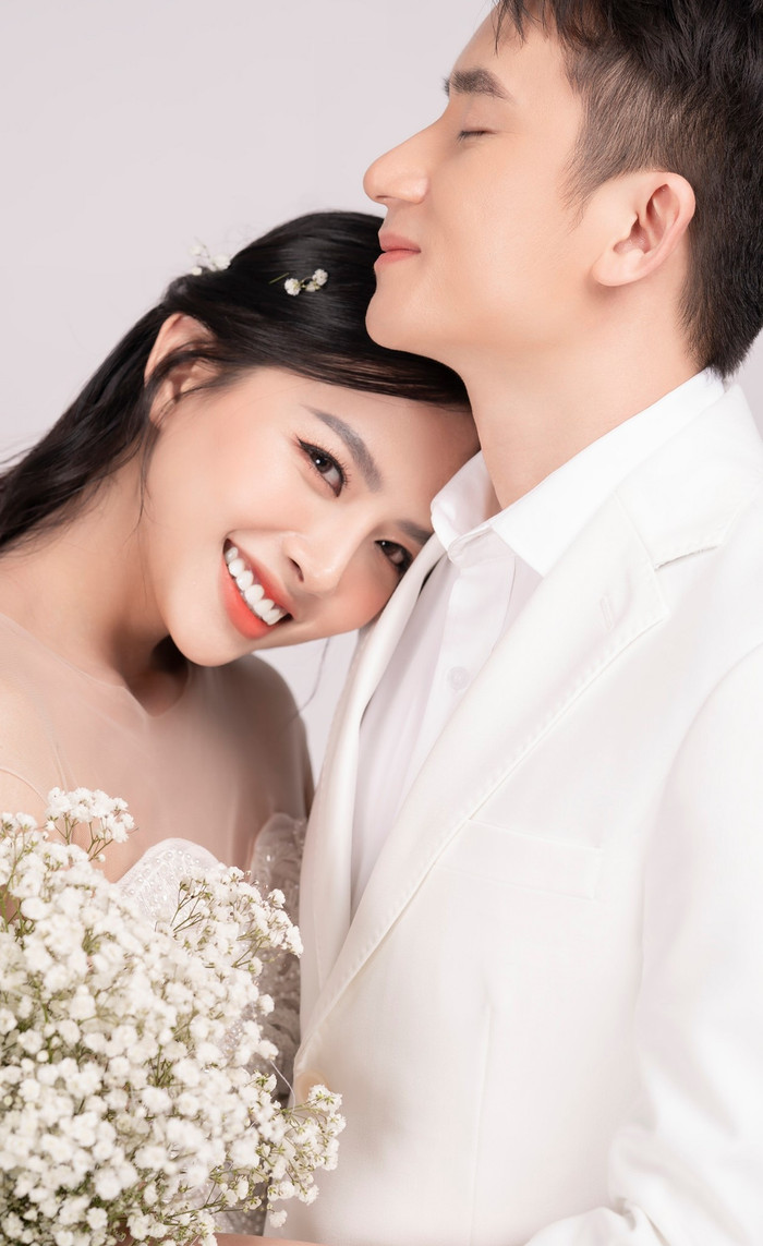 Từ góc nghiêng của chú rể cho đến nhan sắc của cô dâu, tất cả đều khiến dân tình hết lời khen ngợi