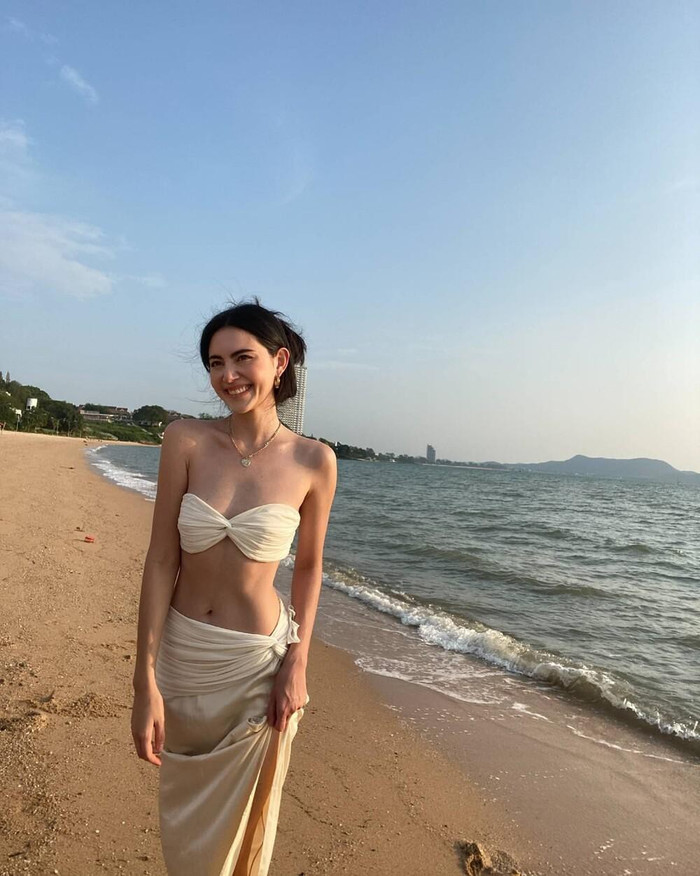 Người đẹp chọn cho mình bikini màu trắng ngà đi kèm váy lụa là nữ tính 