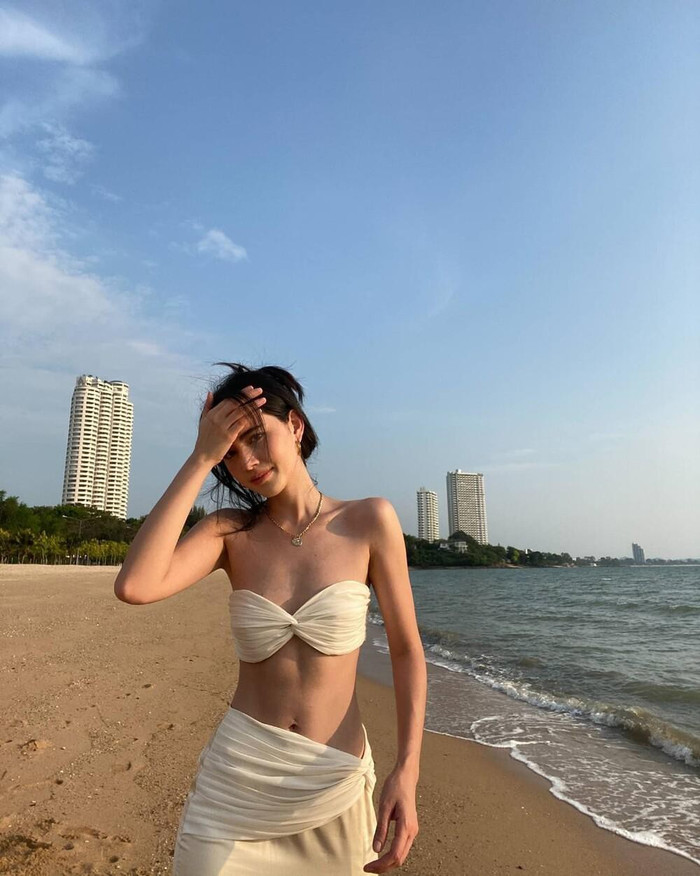 Thân hình của mỹ nhân xứ Thái có phần gầy hơn trước rất nhiều thậm chí vòng 1 của cô nàng cũng lặn mất tăm trong thiết kế bikini này 