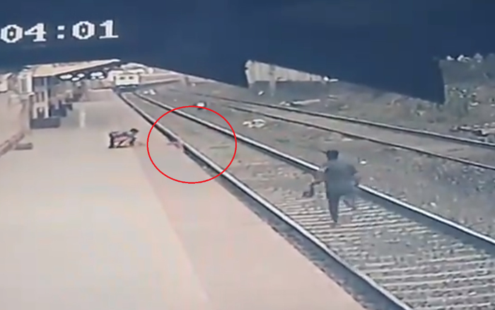 Con trai ngã xuống đường ray, người mẹ khiếm thị la hét và phép nhiệm màu xuất hiện Ảnh 2