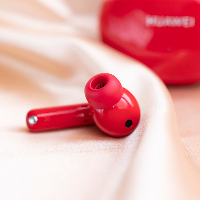 So với thế hệ tiền nhiệm, sản phẩm vẫn giữ thiết kế dạng 'in-ear' với phần ống dài, đặc trưng của các mẫu tai nghe True Wireless. Phần ống dài cũng giúp thao tác điều khiển dễ hơn so với các mẫu nhét tai hiện tại.