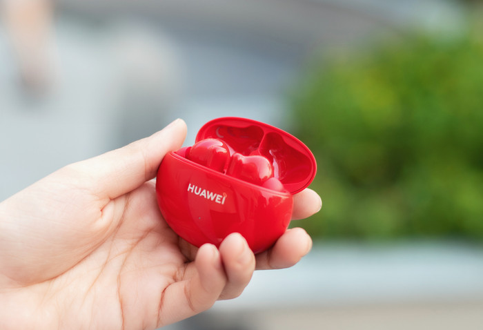 Tiếp đó, số liệu do hãng này thống kê tính đến ngày 14/04/2021 ghi nhận đã có gần 2.000 sản phẩm FreeBuds 4i được bán ra. Huawei cho biết mức doanh số này đã vượt mọi kỷ lục từ trước tới nay của họ trên các sàn thương mại điện tử cũng như các kênh bán lẻ. 