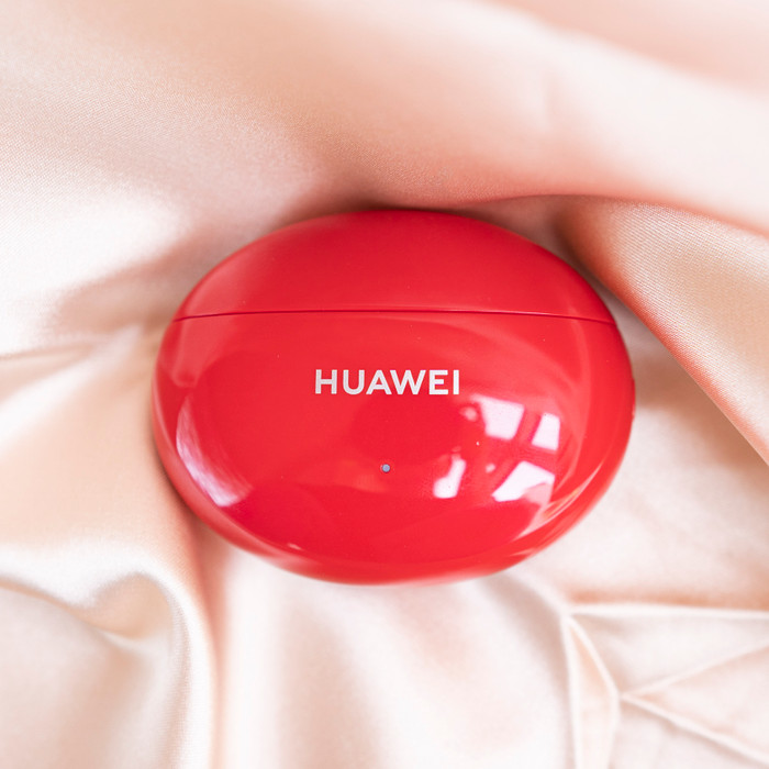 Trong khi đó, vỏ hộp tai nghe có thiết kế hình trứng, nặng 36.5 gram nên dễ cầm nắm và không tạo cảm giác cấn khi đút vào túi quần.