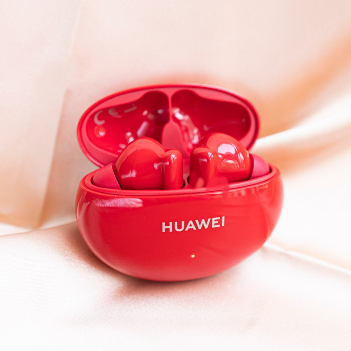 Điểm nổi bật của Huawei FreeBuds 4i so với các đối thủ trong phân khúc là tính năng chống ồn chủ động. Thông qua việc nhấn và giữ, người dùng có thể bật hoặc tắt chế độ khử tiếng ồn chủ động (ANC) của tai nghe.