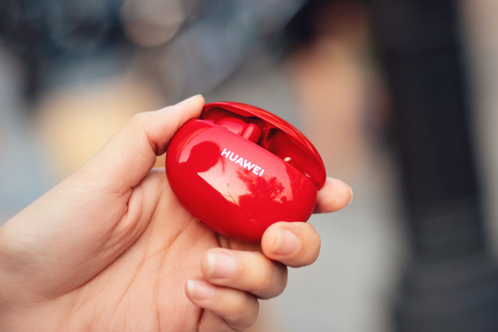 Huawei cũng trang bị cho FreeBuds 4i sạc nhanh, giúp người dùng sử dụng được khoảng 4 tiếng đồng hồ với 10 phút sạc. Sản phẩm hiện có 3 lựa chọn màu là đen, trắng và đỏ.