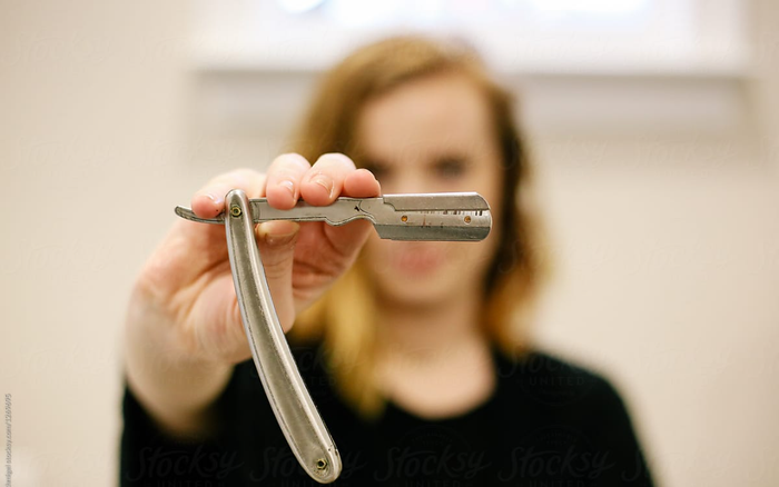 Nghi con gái trộm tiền, người mẹ dùng dao lam rạch cơ thể rồi rắc hạt tiêu và thoa dầu hỏa lên vết thương Ảnh 2