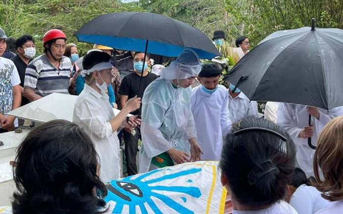 Chi Dân bật khóc nghẹn ngào trong lễ đưa tang mẹ Ảnh 2