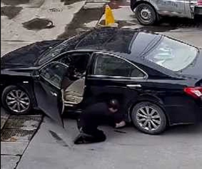 Ông nội cùng tài xế kéo đứa bé ra từ gầm xe.