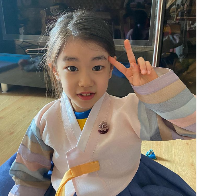 YG chiêu mộ sao nhí 'Mouse' về chung một nhà với bà cả Kim Hee Ae và 'em út trá hình' Dara Ảnh 5