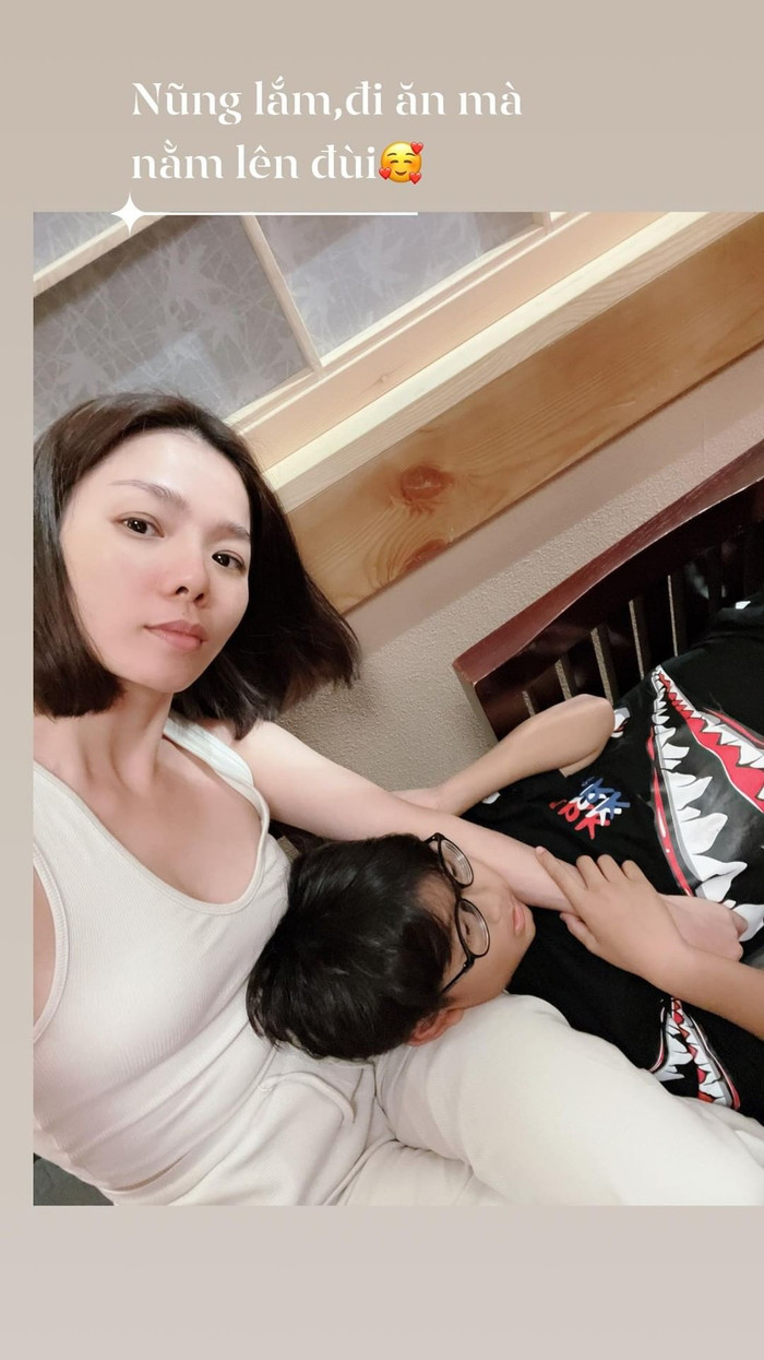 Cậu bé Bo dù đã 10 tuổi nhưng vẫn thích làm nũng mẹ.