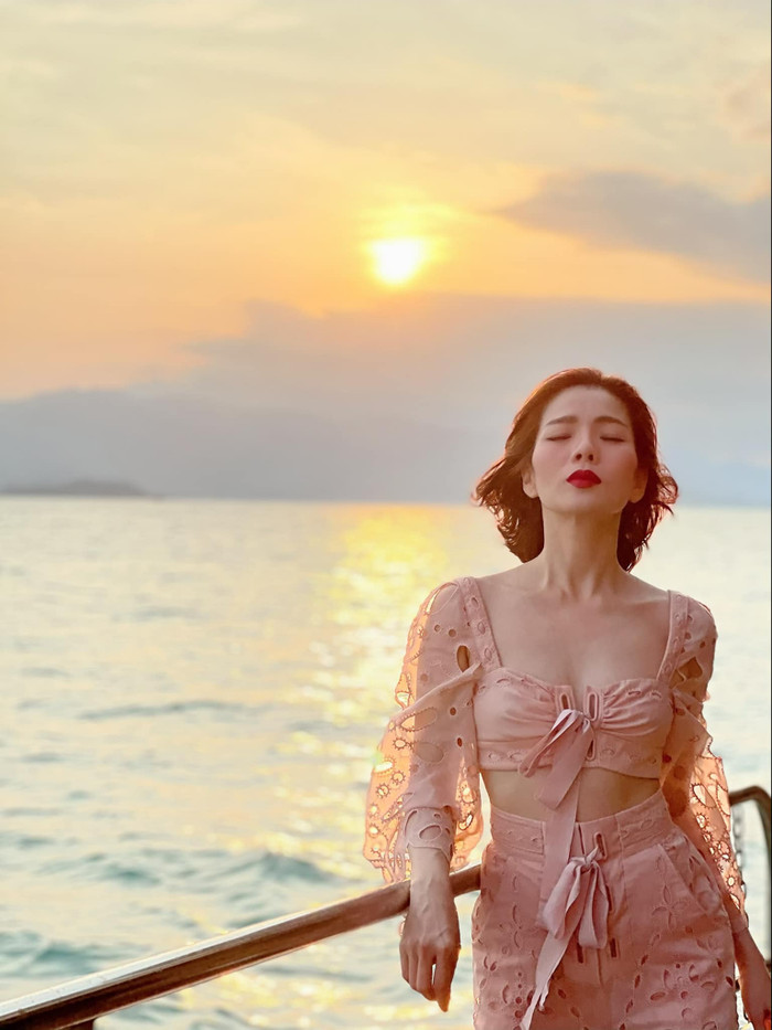 Vì đã xa con trai khoảng hai tuần nên nữ ca sĩ rất nhớ con.