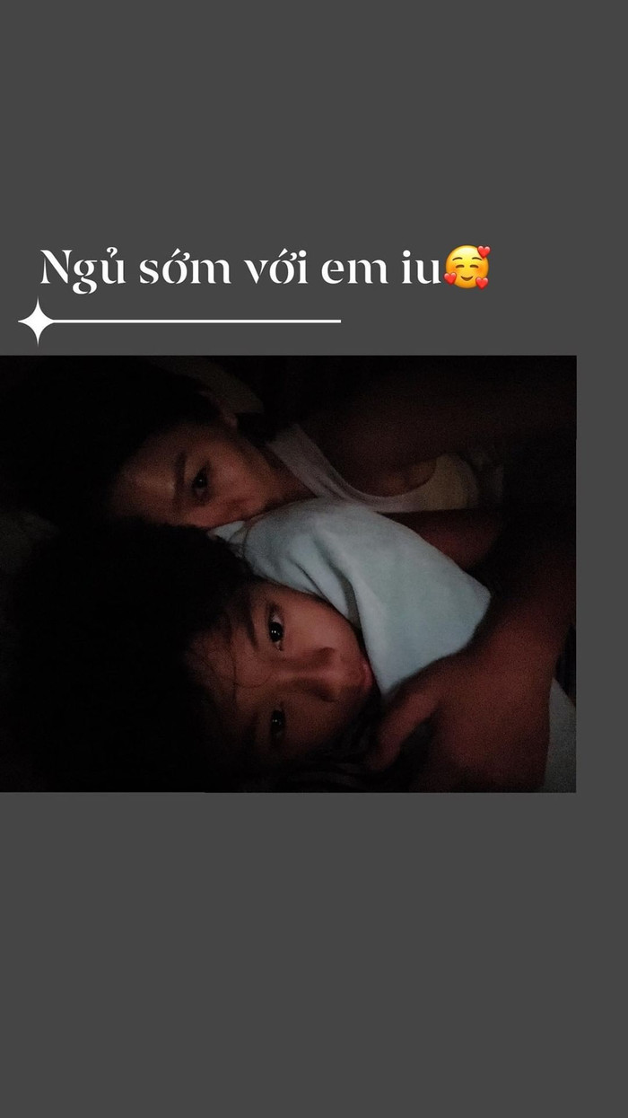 Sau khi cùng nhau ăn tối, Lệ Quyên và con trai đi ngủ sớm. Nữ ca sĩ khiến dân tình không khỏi thích thú khi gọi quý tử của mình là 'em yêu' đầy ngọt ngào.
