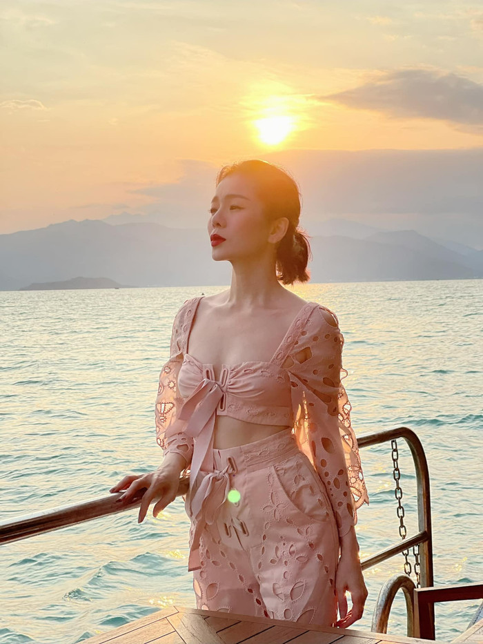 Lệ Quyên chia sẻ hình ảnh chuyến du lịch dành cho 2 mẹ con, thế nhưng bé Bo - con trai cô không thể tham gia vì bận học.