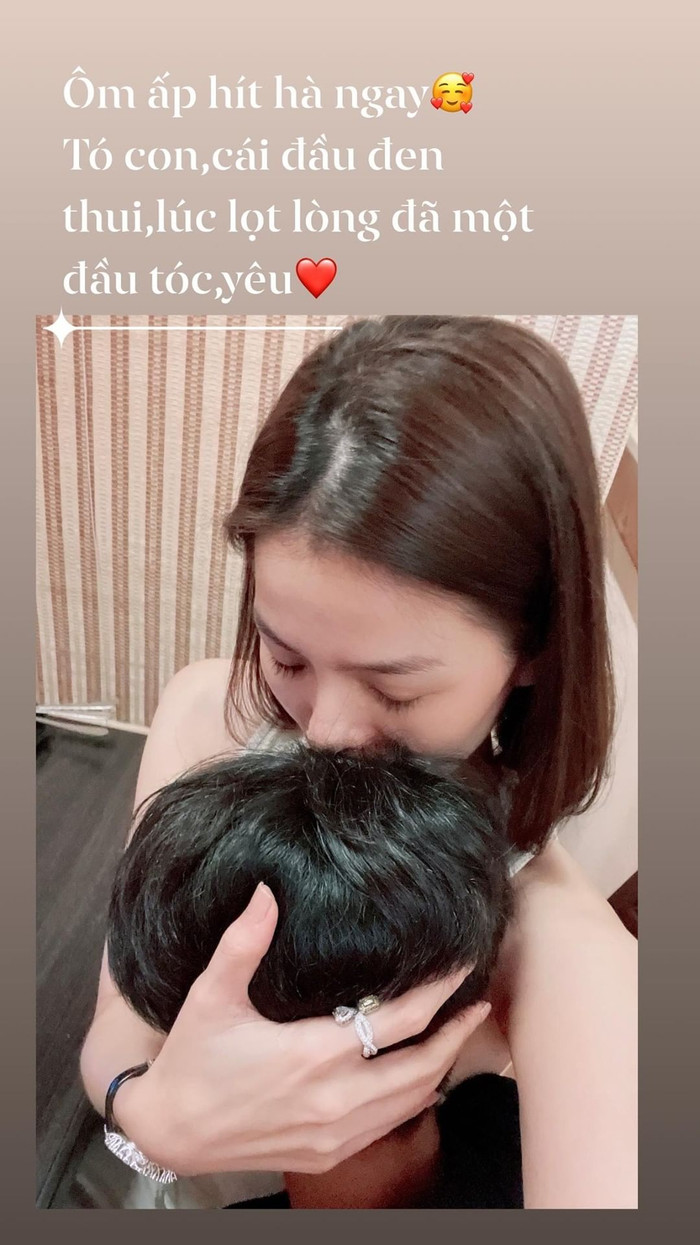 Lệ Quyên xúc động khi được gặp con trai sau bao ngày xa cách.