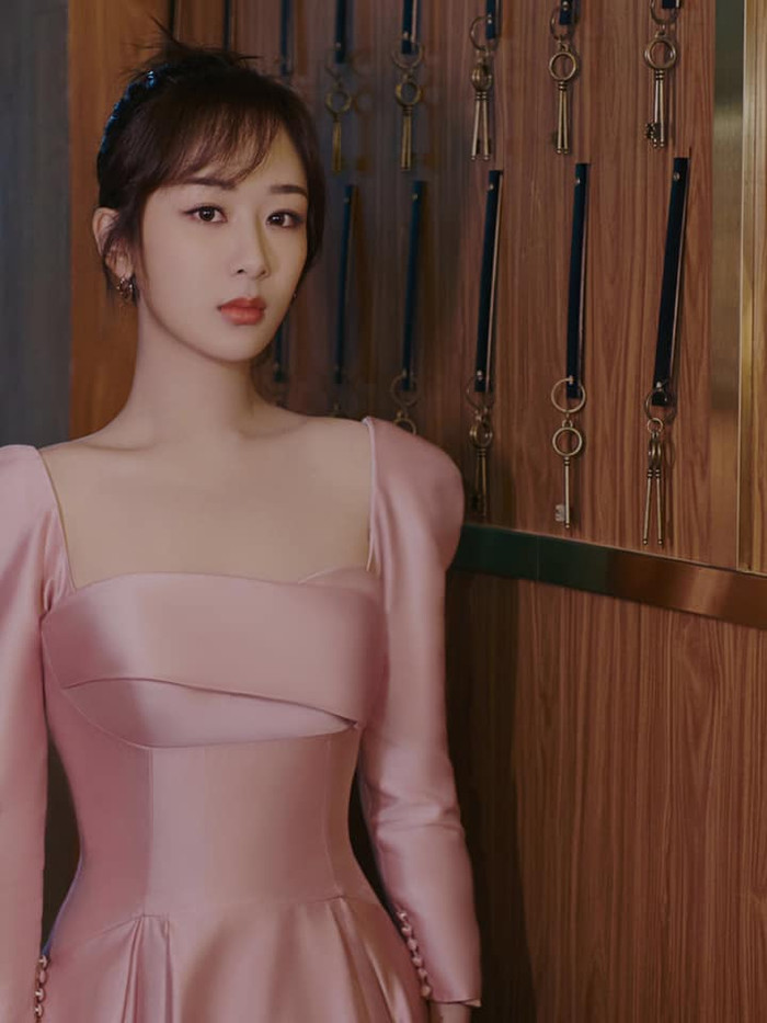 Thiết kế váy tay dài trên nền vải silk sang trọng