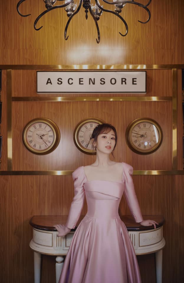 Mỹ nhân khoe khéo xương quai xanh quyến rũ trước ống kính